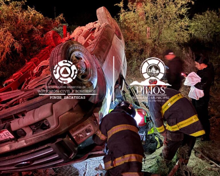 Volcadura deja una persona muerta y un herido