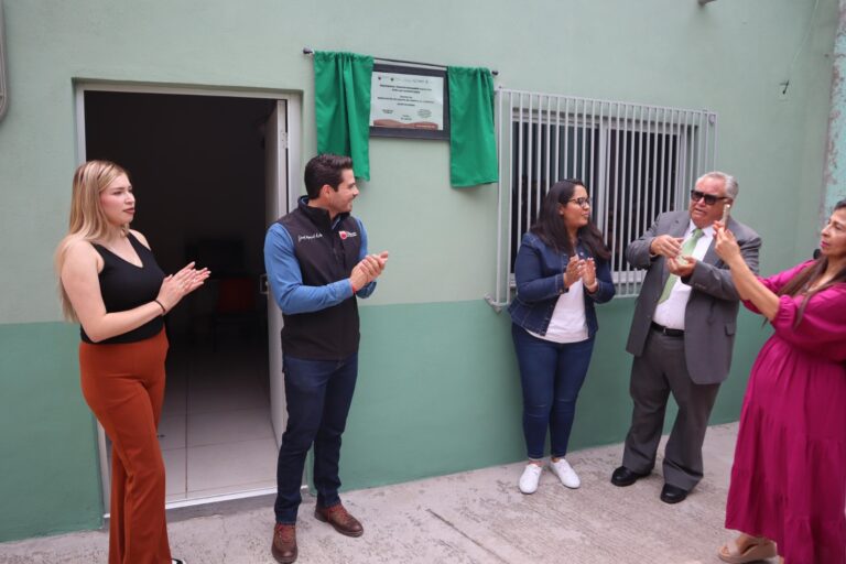 Equipan sala de cómputo de Cobez, plantel Joaquín Amaro