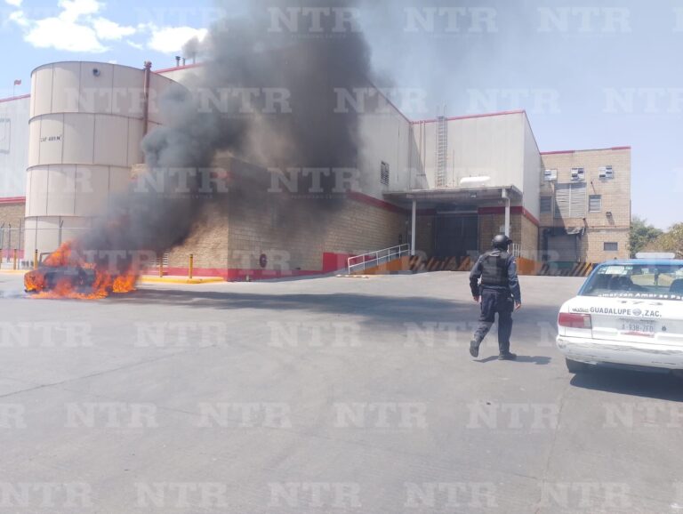 Se incendia taxi en Guadalupe; no hay lesionados