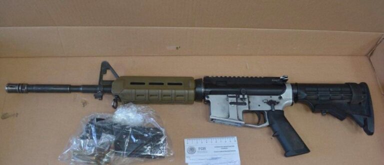 Vinculan a ocho personas por acopio de armas de fuego