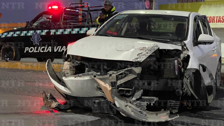 Automovilista impacta su vehículo contra semáforo; no hay lesionados