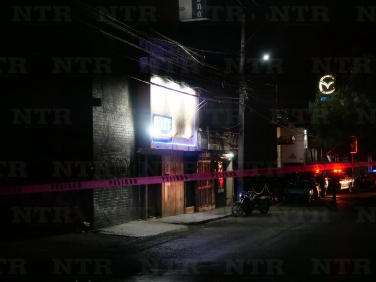 Frustran incendio de vehículo y motos afuera de un bar