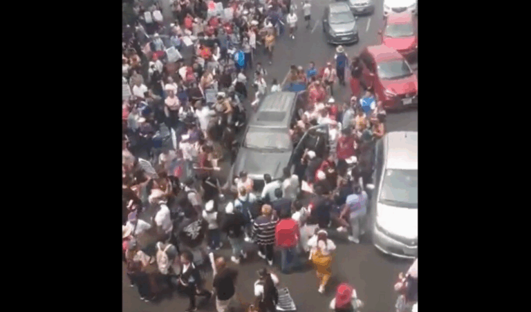 Camioneta embiste a manifestantes de la CNTE en San Antonio Abad
