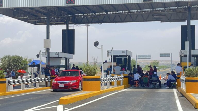 Siguen maestros con toma de caseta; invitan a evento cultural