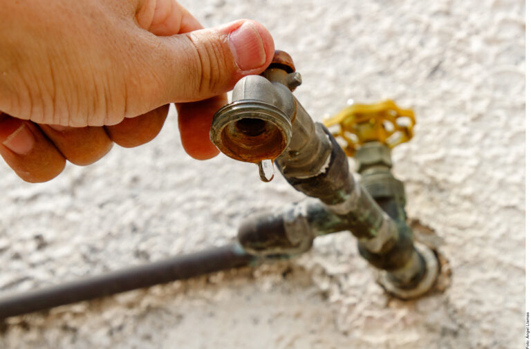Cortan el agua a morosos en Apulco