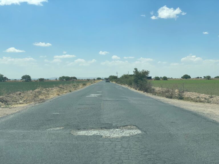 Denuncian en Las Catarinas el mal estado de sus carreteras