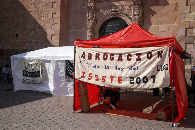 Inician maestros plantón en Plaza de Armas
