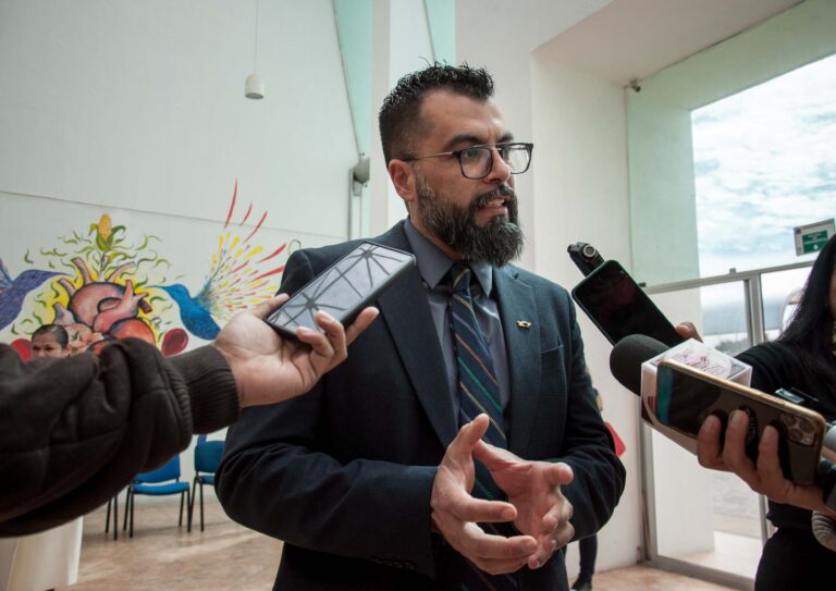 Nombran rector entre omisiones y reclamos