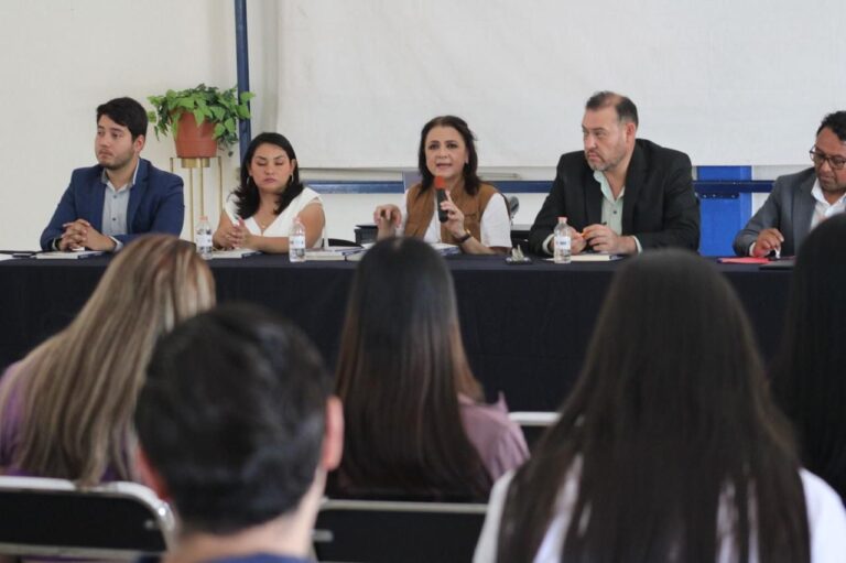 Presenta Julieta del Río su libro a universitarios en Jalpa