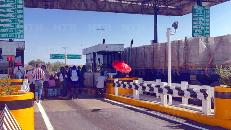 Se unen docentes a movilización del SNTE; toman caseta