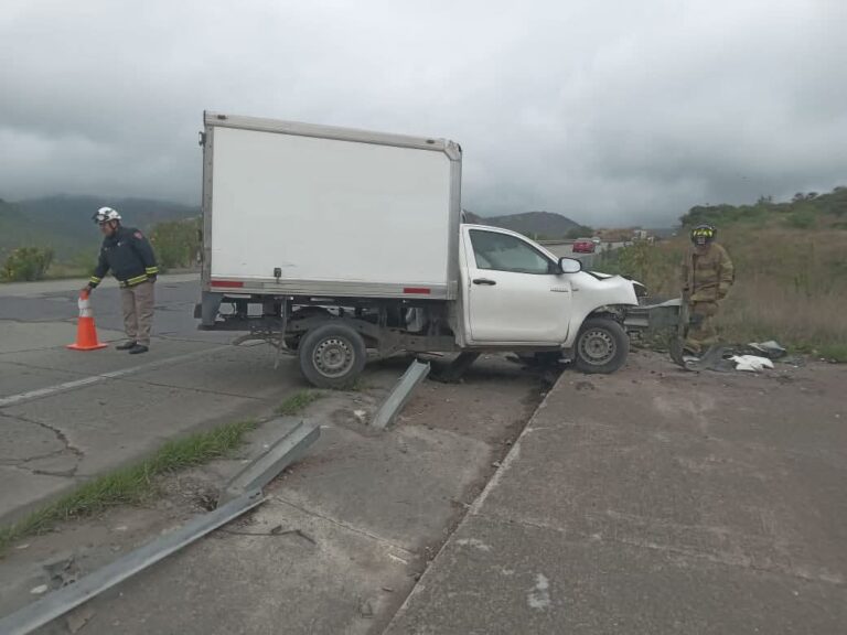 Choca camioneta de carga contra objeto fijo