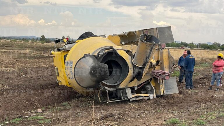 Se sale del camino camión transportador de cemento