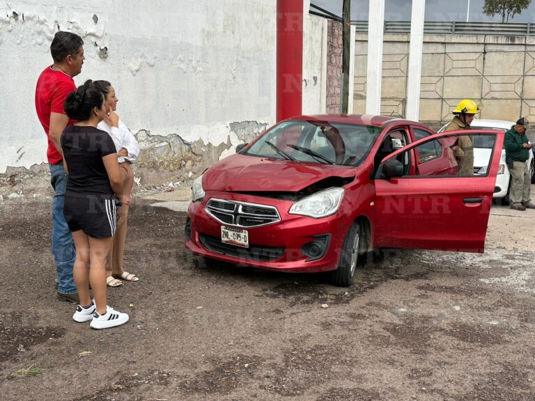 Chocan dos contra camión de transporte de personal