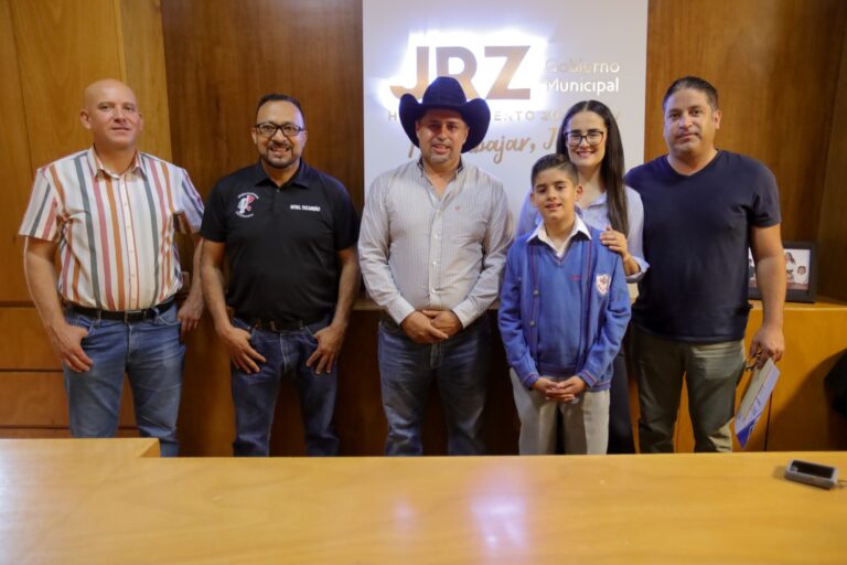 Entregan reconocimiento a estudiantes destacados