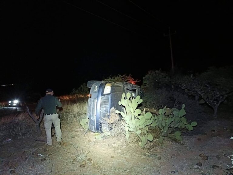 Muere hombre en aparatosa volcadura