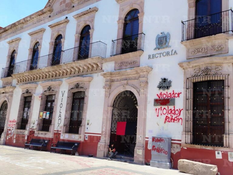 Docentes toman rectoría; exigen recisión de Ibarra Reyes