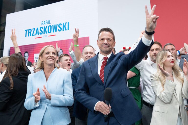 Arrasa candidato afín a Tusk entre residentes en España