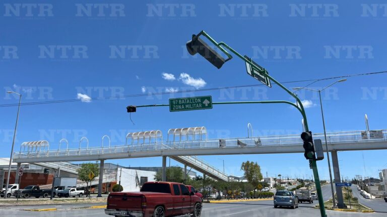 Causa caos vial semáforo caído en la Plateros
