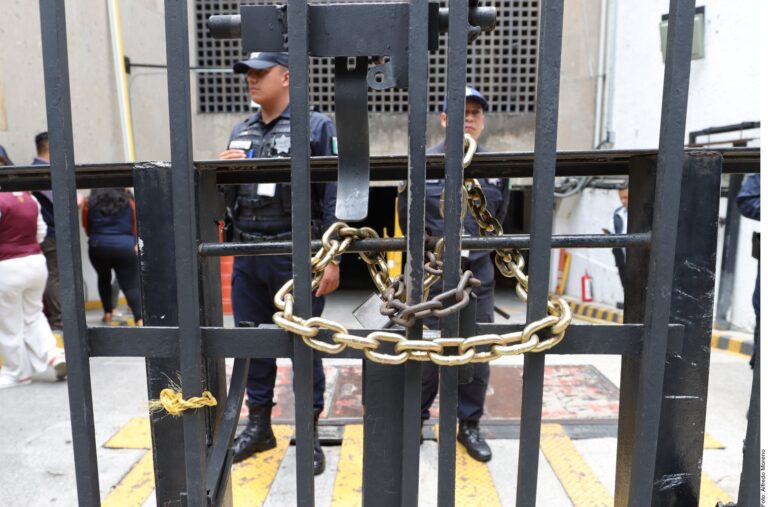 Chantajean y encadenan a funcionarios en Segob