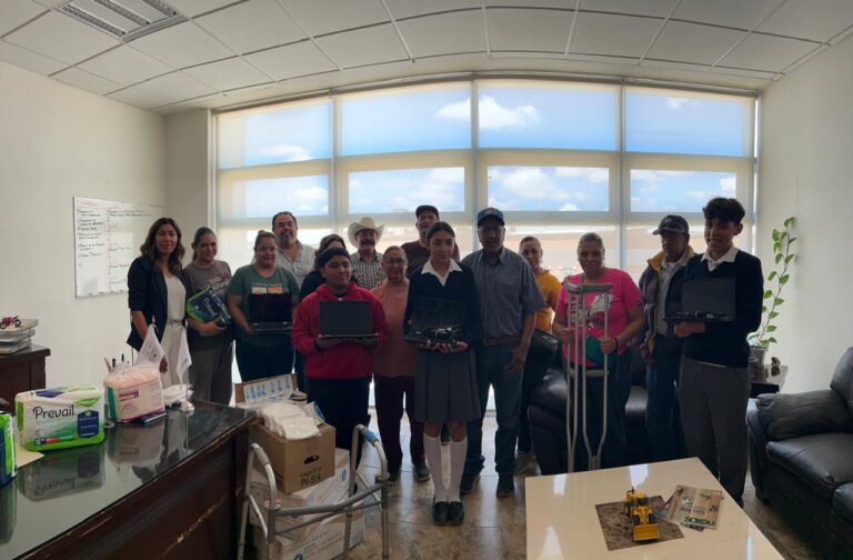 Migrantes apoyan a su comunidad
