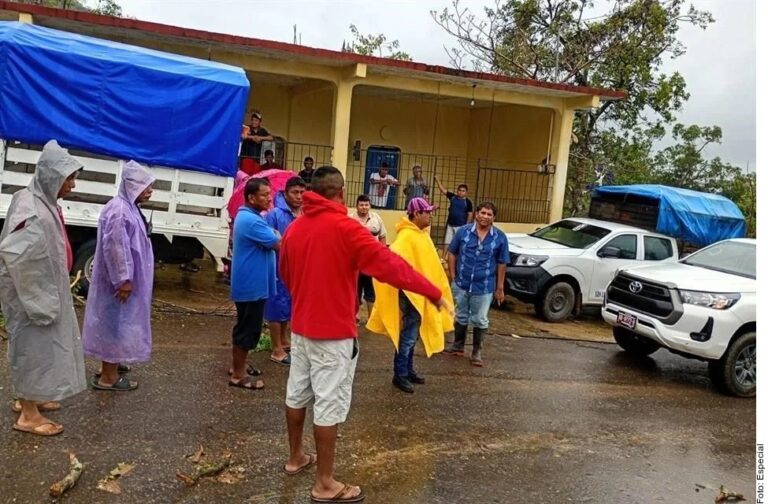 Distribuye Marina ayuda humanitaria en Oaxaca por «Erick»