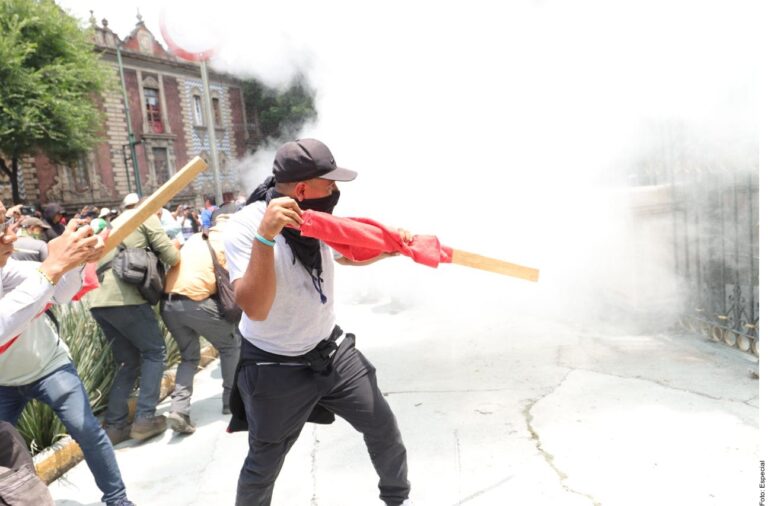 Intentan dar portazo en Segob; los repelen con extintores