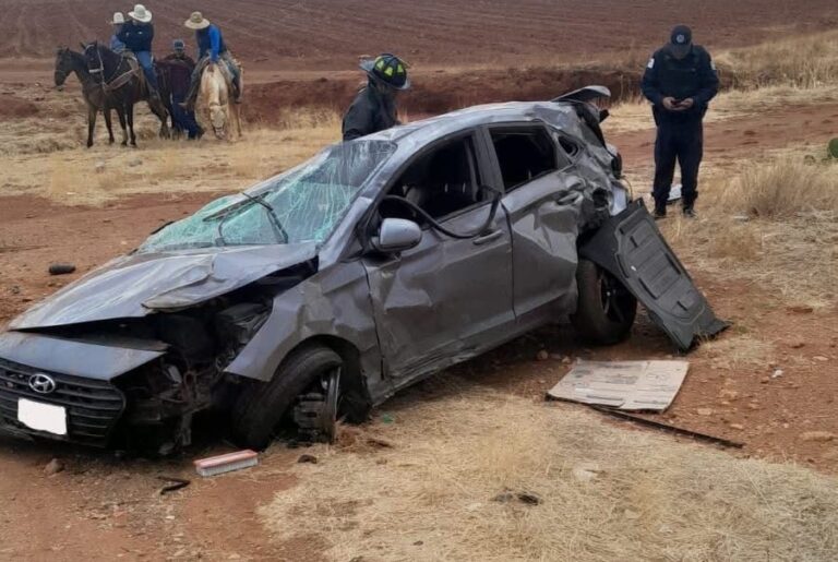 Muere hombre tras volcadura en Morelos