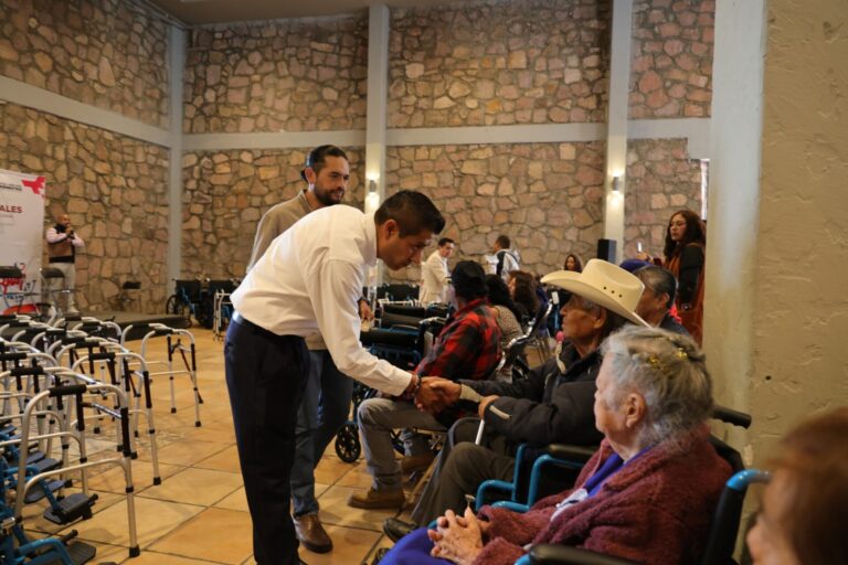 Otorgan apoyos funcionales a familias de 13 municipios