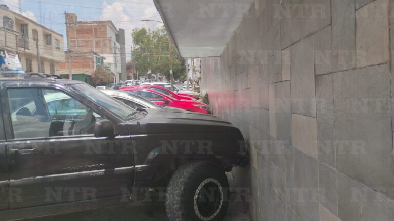Denuncian uso de banqueta como estacionamiento