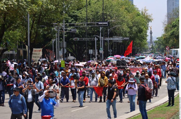 Premia 4T a la CNTE: bajan edad de retiro
