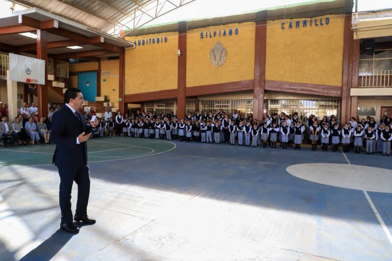 Participa alcalde en honores a la bandera