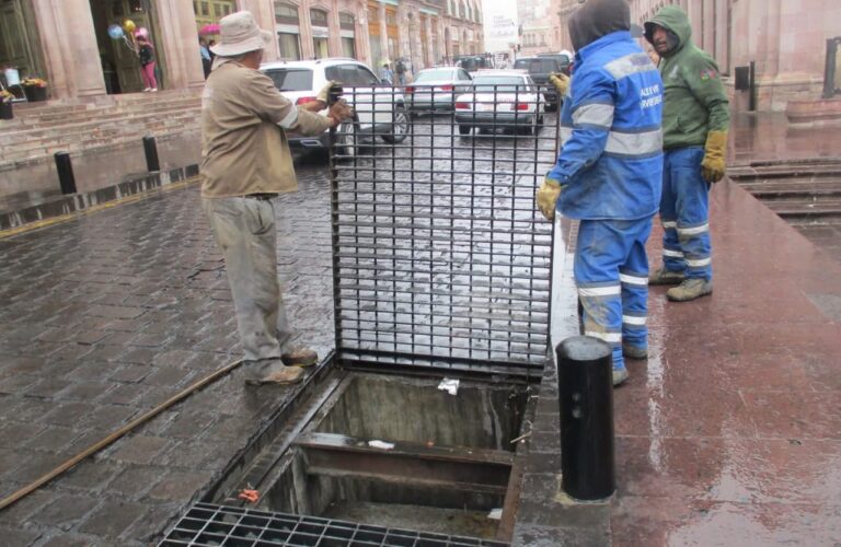 Realizan mantenimiento de alcantarillado y drenaje en la capital