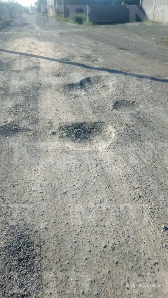 Dificultan baches tránsito en avenida Universidad