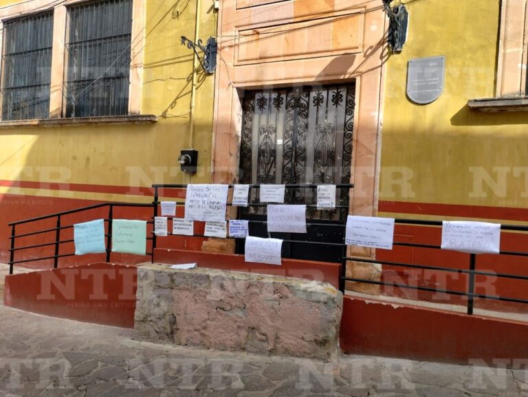 Exigen entrega de uniformes en la Miguel Auza