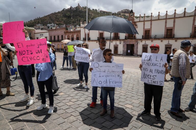 Se manifiestan ciudadanos contra elección judicial