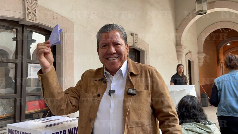 Vota gobernador en elecciones judiciales