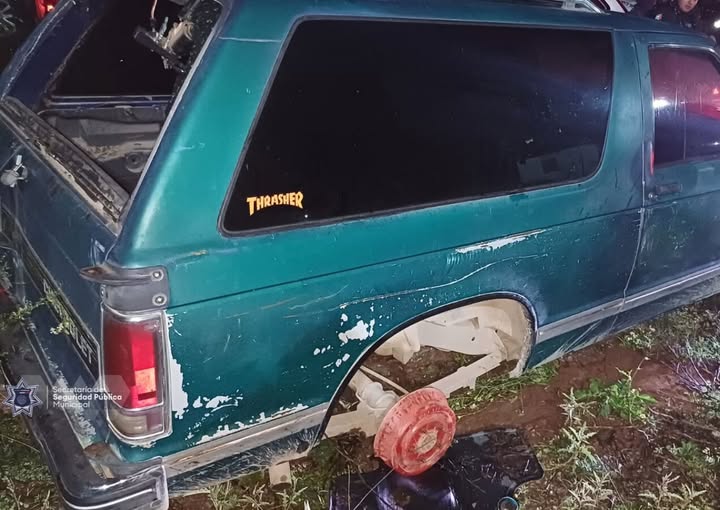 Recuperan camioneta desvalijada en Paseos del Valle