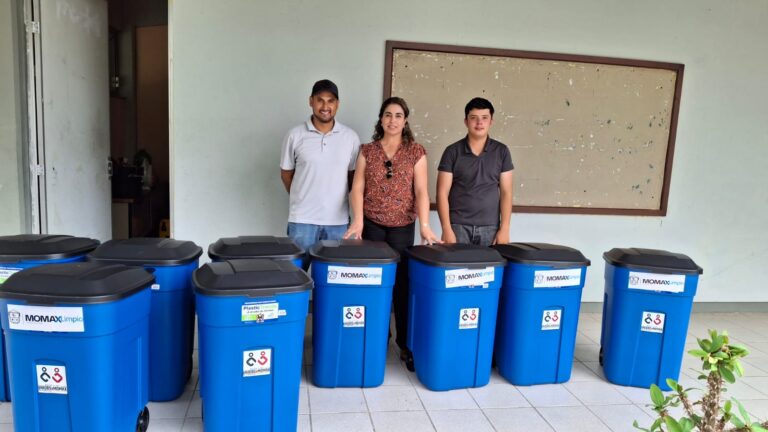 Entregan 150 contenedores de basura en Momax