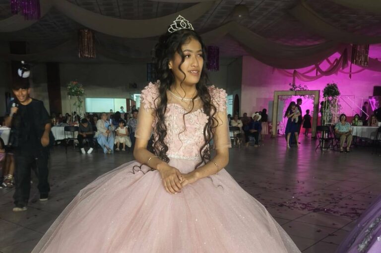 Asociación civil apadrina los quince de Lupita