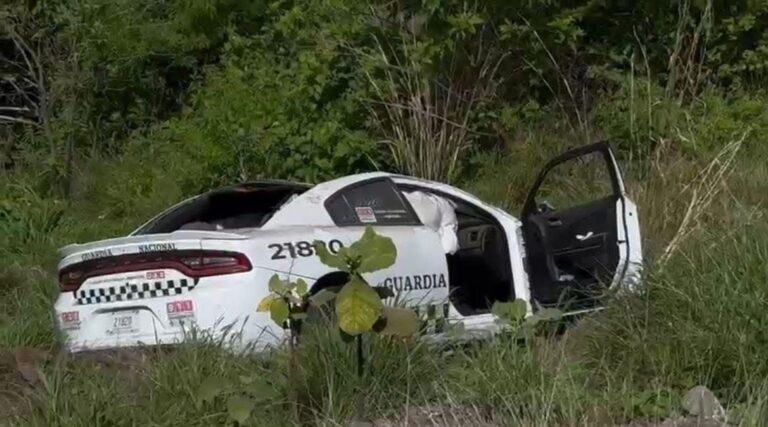 Vuelcan agentes de la Guardia Nacional en Moyahua