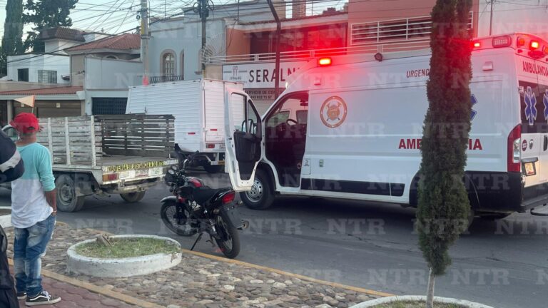Impactan moto y camioneta; un menor resulta lesionado