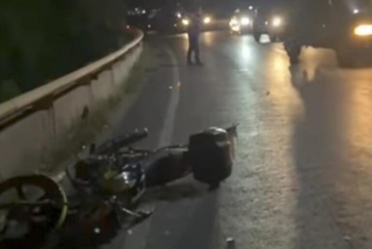 Muere motociclista tras ser arollado