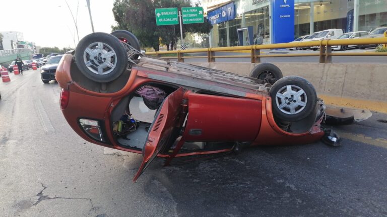 Vuelca hombre en bulevar López Mateos