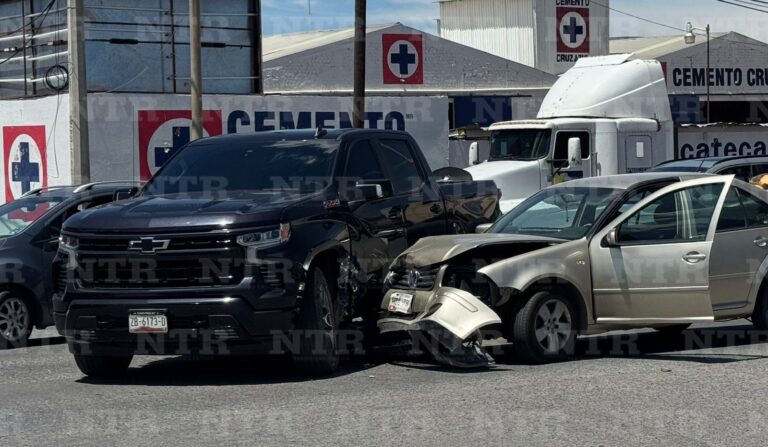 Chocan dos sobre la Enrique Estrada