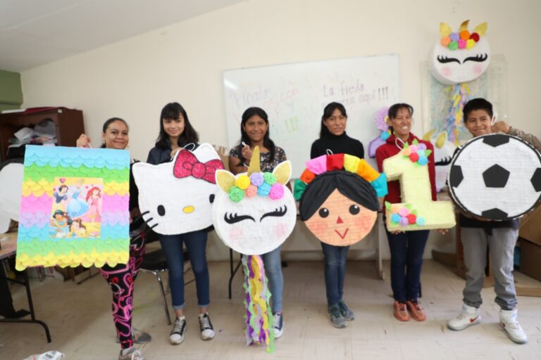 Enseñan a familias a fabricar piñatas