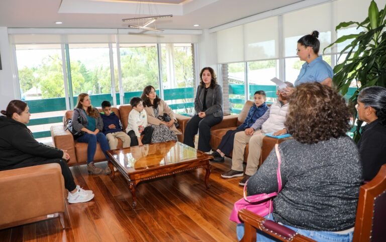 Entrega SEDIF apoyos económicos a familias
