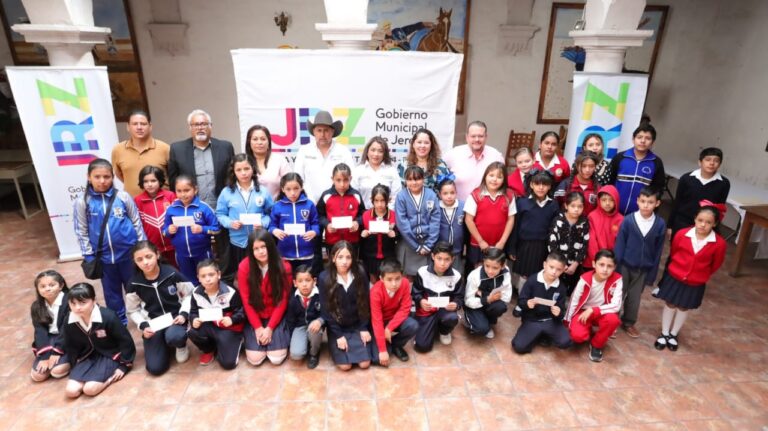 Entregan 150 becas a estudiantes jerezanos