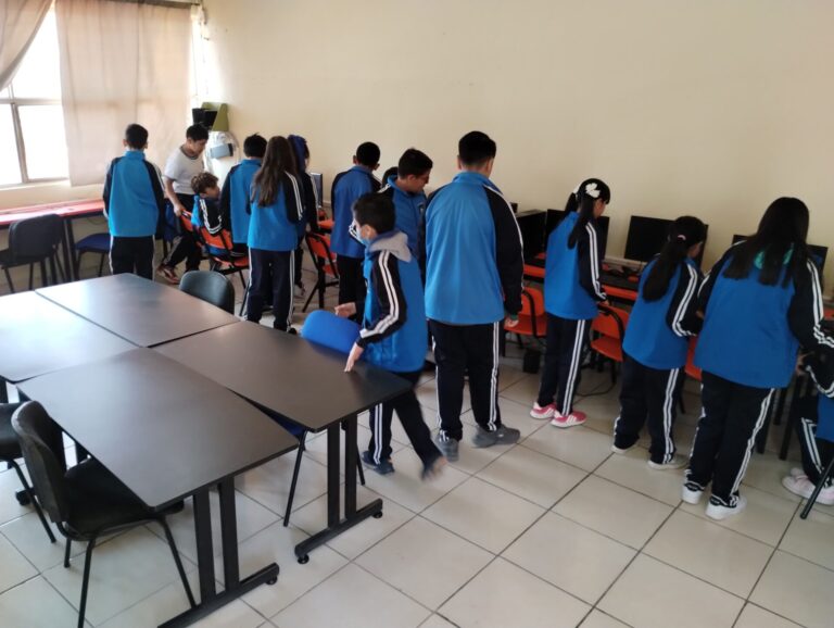 Estudiantes de la UAZ reviven aula de cómputo de primaria