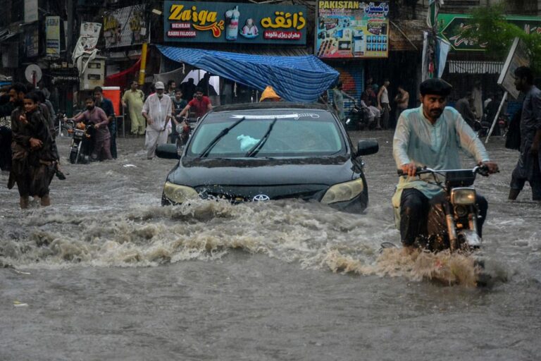 Más de cien personas pierden la vida por inundaciones en Pakistán