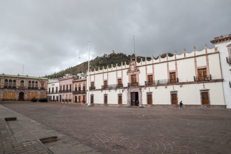 Proponen peso a peso para bóvedas de la capital